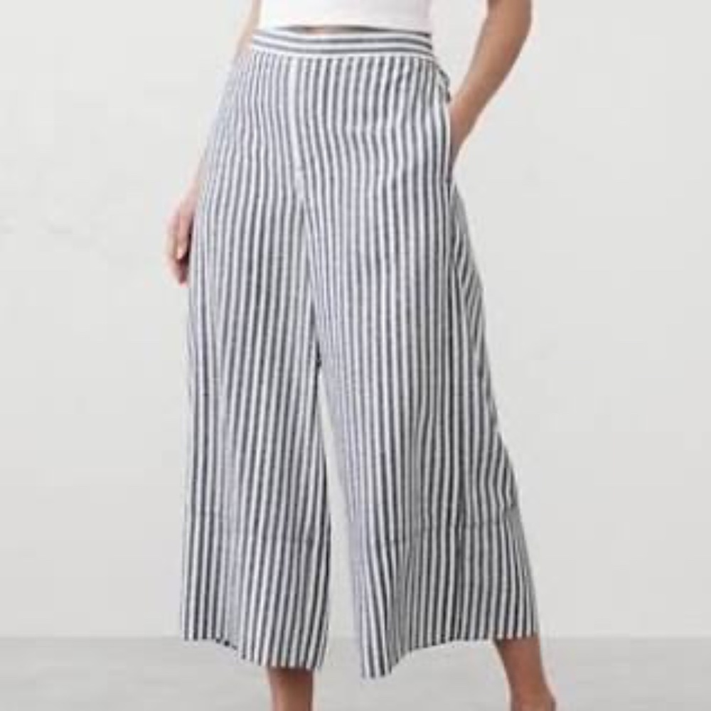 Banana Republic  Wide Leg Cropped Linen Blend Pull on Pants Navy Stripe